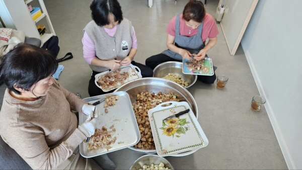 묵묵히 마늘 한 알씩 준비합니다 묵묵히 마늘 한 알씩 준비합니다