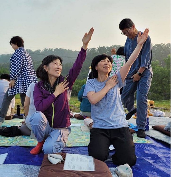 2024년 6월 13일 만인 대법회 통일 기도 후(왼쪽) 2024년 6월 13일 만인 대법회 통일 기도 후(왼쪽)