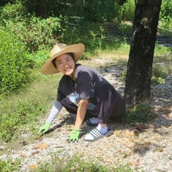 아도모례원 마당 잡초 제거 중에 아도모례원 마당 잡초 제거 중에
