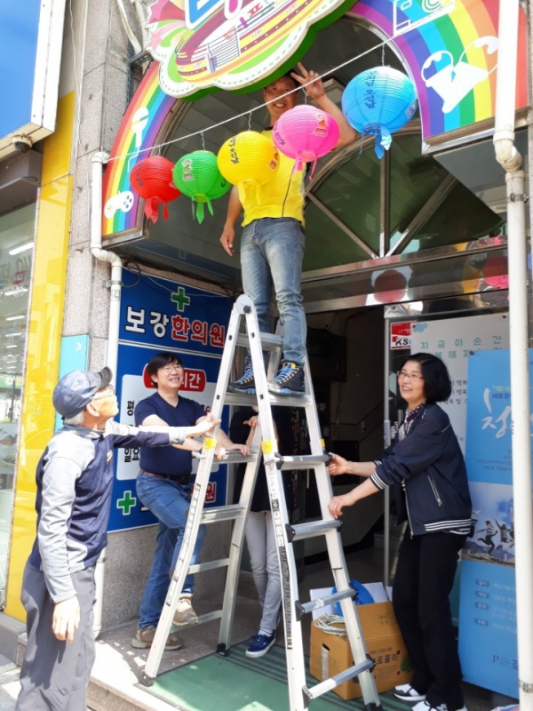 부처님 오신날 연등 다는 중(오른쪽 첫번째)