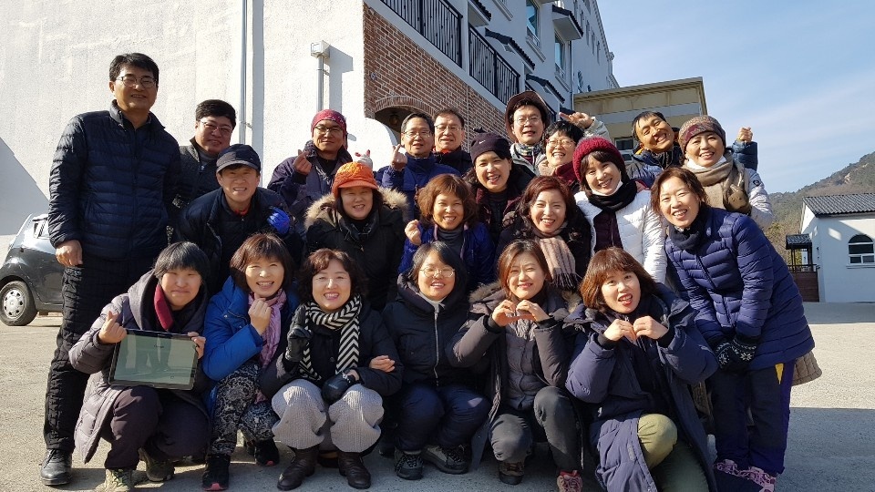 문경연수원 청소봉사후 도반들과-둘째줄 오른쪽 첫번째가 주인공