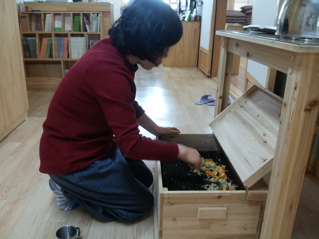 꼬물꼬물 귀여운 지렁이~ 자식에게 밥 주듯 챙겨주는 우경자 보살님
