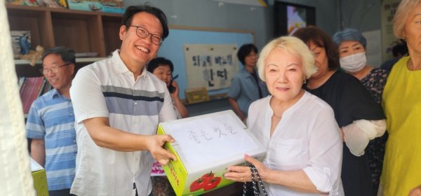 토마토를 전해 주는 이승헌 님 (왼쪽) 토마토를 전해 주는 이승헌 님 (왼쪽)