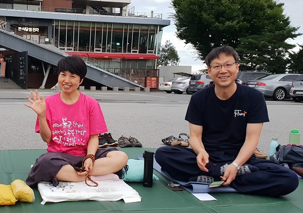 임진각 통일기도(남편이자 도반인 옥윤봉 님과 함께)