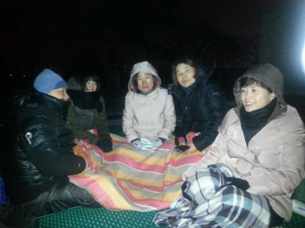 300배 후 담요를 두르고 나누기를 하고 있는 도반들~
