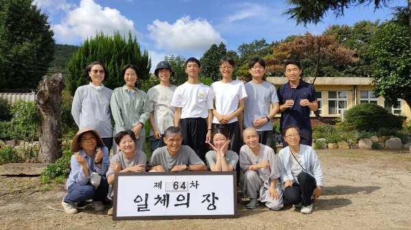 백일출가 수련 중(뒷줄 왼쪽 두 번째가 김미정 님)