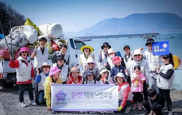 2025.03.24 행복시민모임 - 해양쓰레기줍기 (아랫줄 오른쪽 끝 반청 님) 2025.03.24 행복시민모임 - 해양쓰레기줍기 (아랫줄 오른쪽 끝 반청 님)