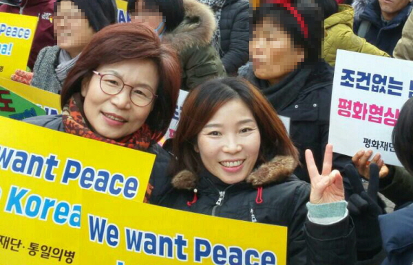 한반도 평화 시민대회에서 최윤숙 님(오른쪽)