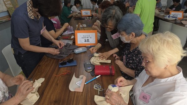 정토 행자들이 도와 한 땀 한 땀 장주머니를 꾸밉니다. 정토 행자들이 도와 한 땀 한 땀 장주머니를 꾸밉니다.