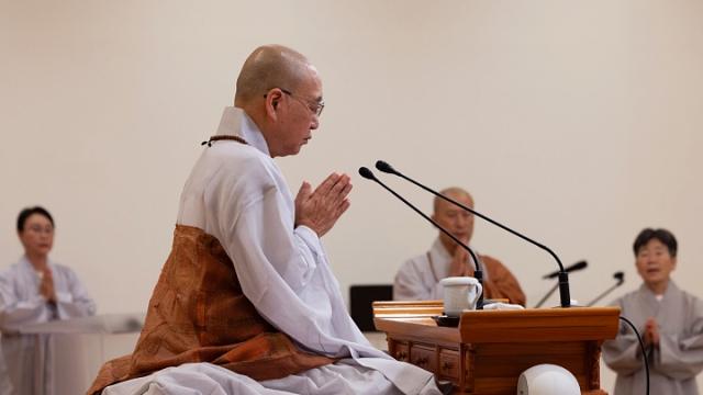“마음의 흔들림이 없어야 수행자입니다.”
