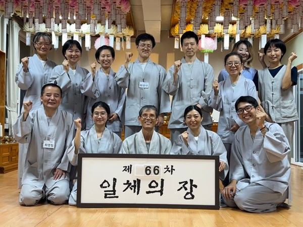 일체의 장에서(앞줄 왼쪽에서 두 번째가 정지원 님) 일체의 장에서(앞줄 왼쪽에서 두 번째가 정지원 님)
