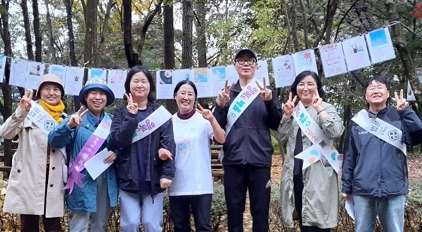 2023. 11. 5 남산공원_행복학교 홍보(오른쪽 네 번째 이정숙 님)
