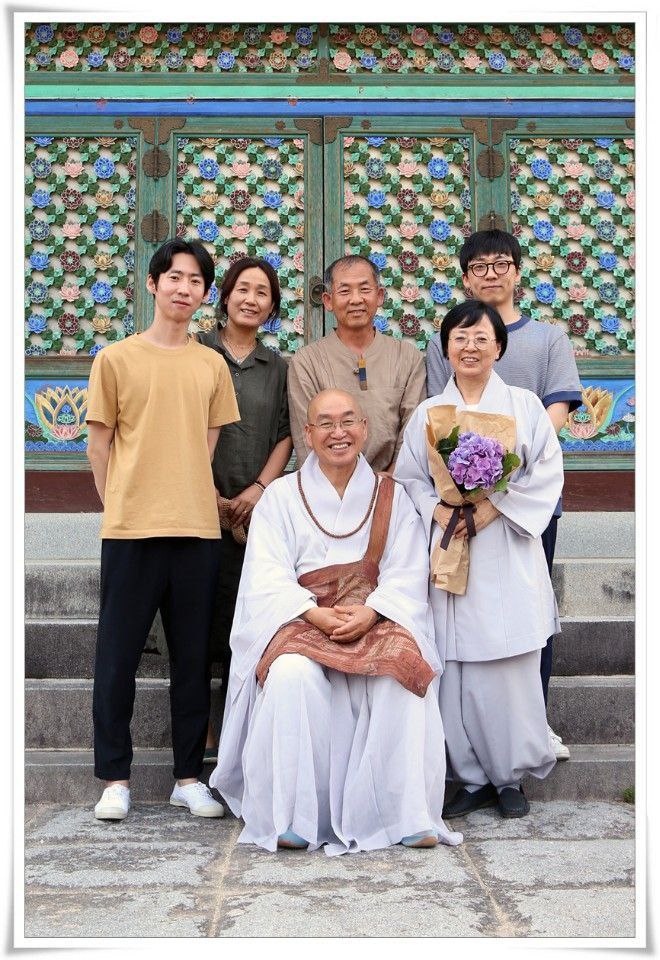 법사수계식 날 두 아들, 막내 시누이, 남편과