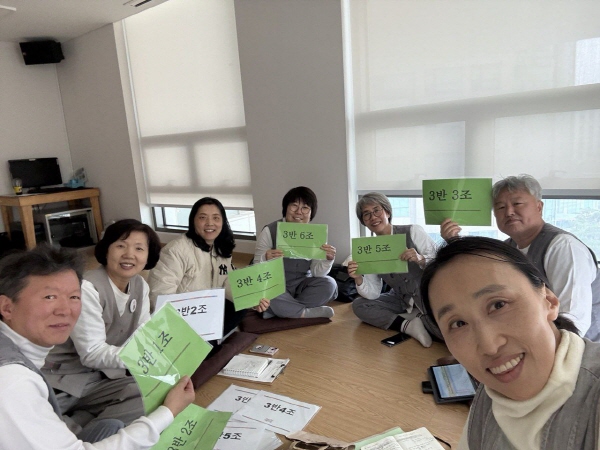 백일법문 불교대학 진행자 회의 중에(오른쪽 세 번째가 주말숙 님)