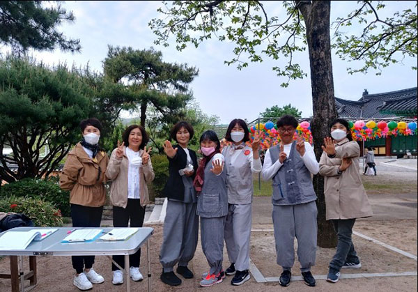 맞이 인사하는 동대구지회 신천모둠원들(왼쪽에서 두 번째 문은숙 님)