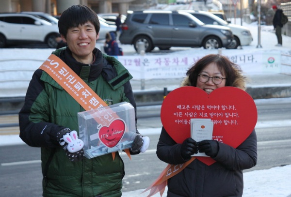 밝은 표정의 가을불교대학 권두환 법우와 봄불교대학 민영미 보살은 거리모금이 끝나는 것을 아쉬워했습니다.