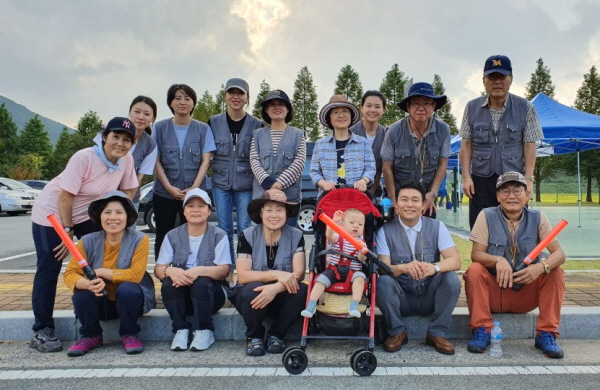 통일체육축전 주차봉사를 마치고 도반들과 함께 장성욱 님(맨 뒤 오른쪽)