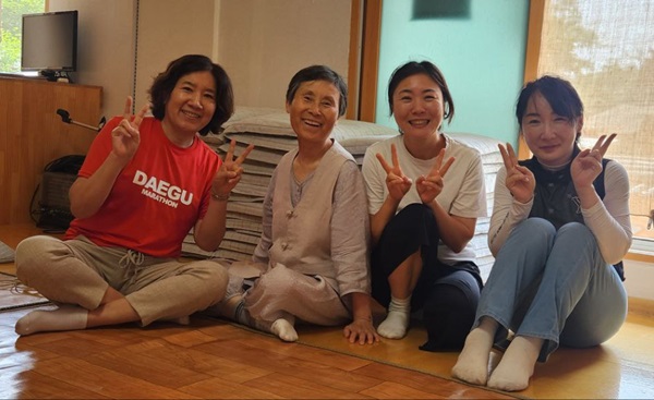 아도모례원에서 휴식 중에(오른쪽에서 두 번째가 임혜진 님) 아도모례원에서 휴식 중에(오른쪽에서 두 번째가 임혜진 님)