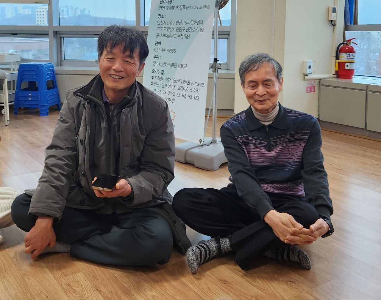 <인터뷰 중인 의사 김종건 님(왼쪽) 약사 이영수 님(오른쪽)>