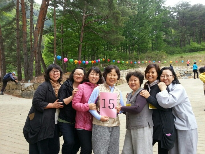 봄 특강 수련에서 도반들과 함께 (왼쪽 네번째가 하숙이 보살님, 오른쪽 세번째가 이순남 보살님)