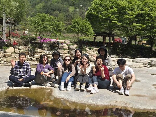 휴식 중에(앞줄 오른쪽에서 두 번째가 김은미 님)