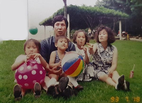 아이들 어릴 때 가족사진(제일 오른쪽이 이명숙 님)