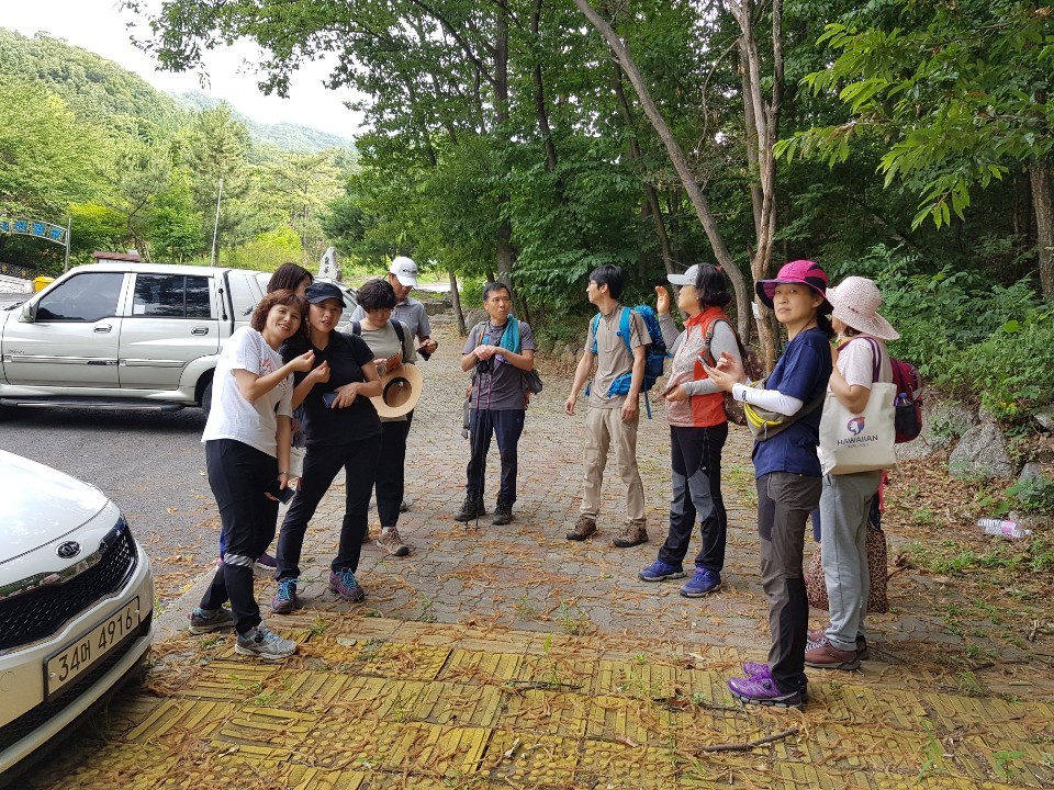 산행에 앞서 김현옥 님(왼쪽에서 세 번째)의 안내를 들으며