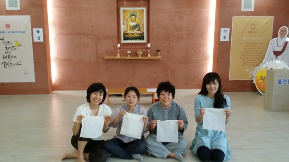 오른쪽 첫 번째가 어여쁜 박윤정 보살님입니다. 도반들과 함께 만든 뒷물수건. 판매도 하오니 필요하신 분은 목포법당으로 연락해주세요. ^^