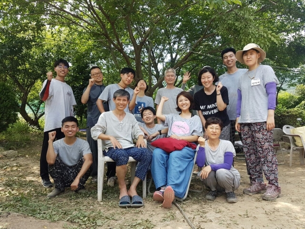 두북수련원에서 백일출가 스텝과 함께(앞줄 왼쪽에서 첫번째)