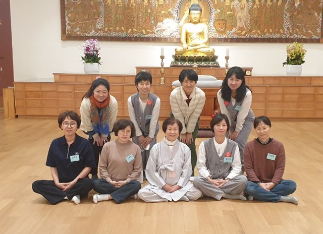 경전대학 돕는이 소임 때 으뜸절 실천활동 모습(뒷줄 맨 오른쪽이 장성아 님)