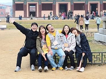 2013년 공주부여 역사기행에서(왼쪽에서 두 번째가 김경주 님)