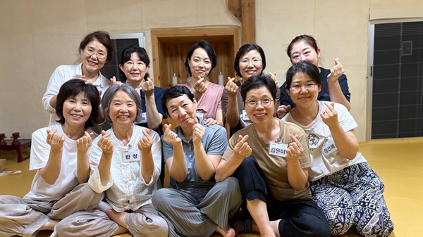 수련원에서(앞줄 오른쪽에서 두 번째가 김은미 님)