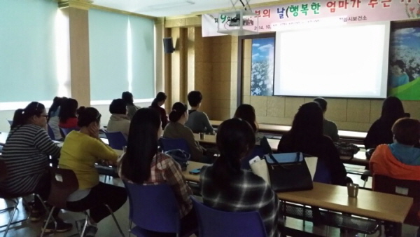 진지하고 흥미롭게 법문을 듣는 엄마의 뱃속에서 아기들도 편안히 같이 듣고 있겠지요?^^