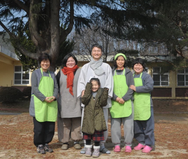 2014년 두북수련원, 깨장 바라지 (왼쪽 두 번째, 성유경 님)