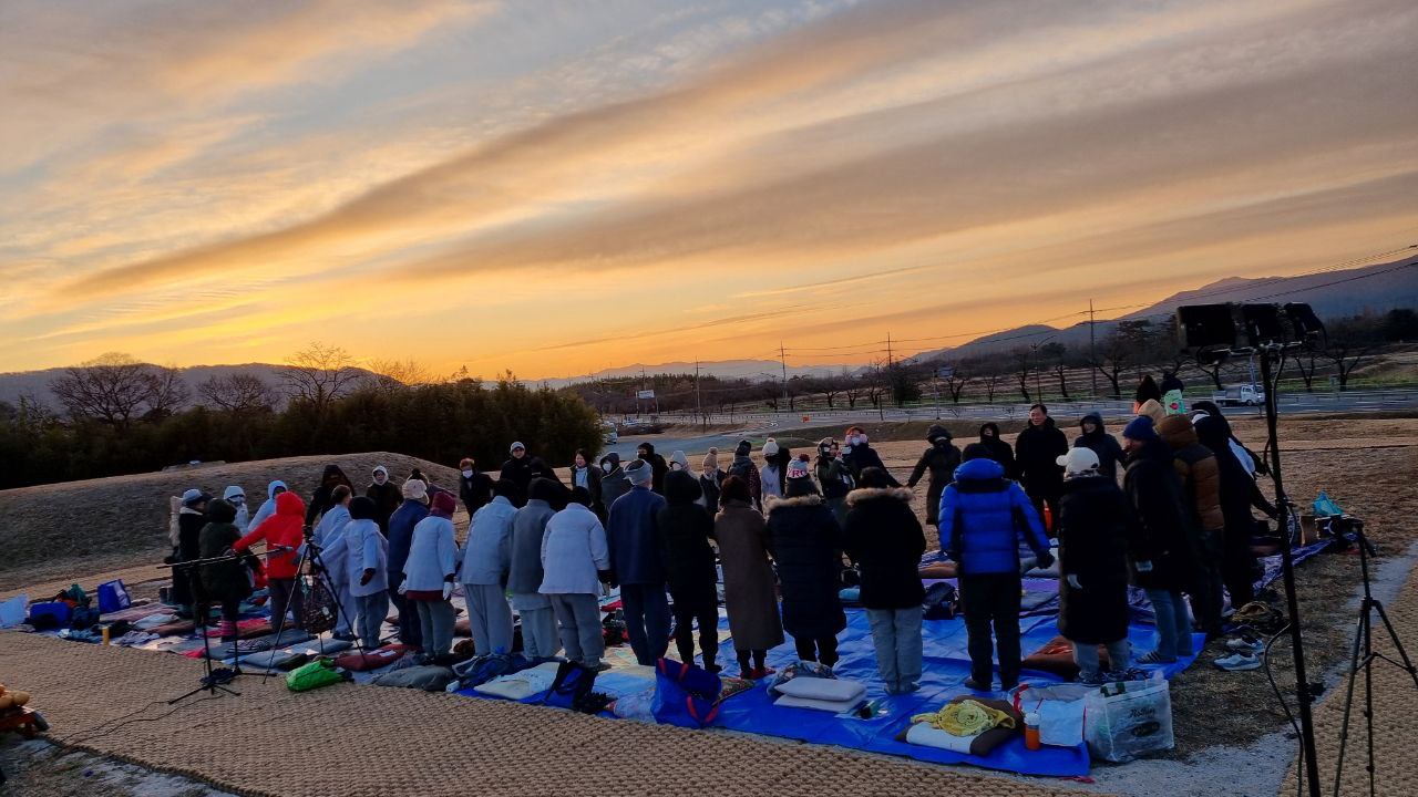 기도의 염원은 산 너머 떠오르는 붉은 새해와 닮았습니다.