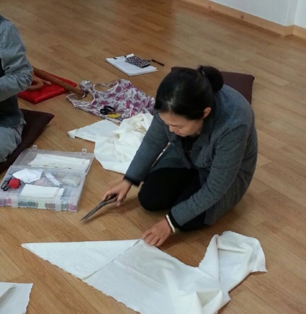 김옥 보살님이 ‘내 마음의 푸른 마당’에서 환경상품 만들기 시연 중~~