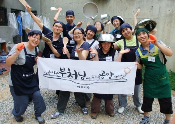 2019년〈 깨달음의 장 〉 바라지 중에 (오른쪽에서 두 번째 윤수연 님)