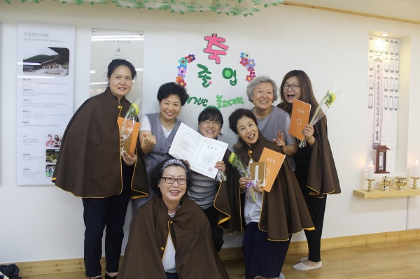 불교대학 졸업생들과 함께한 졸업사진. 교실 특유의 화목함이 보이네요. 