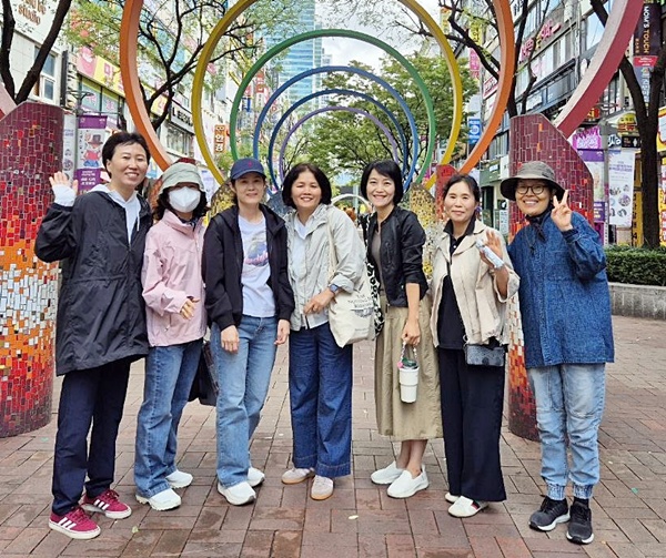 2025년 가을 불교대학 평촌공원 줍깅활동(오른쪽 첫 번째 양미경 님)