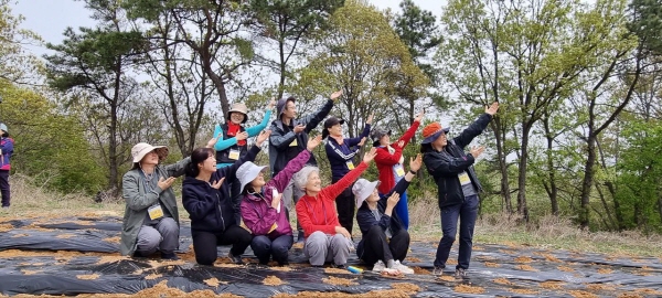 2023년 이천실천지에서 모둠원들과(앞줄 왼쪽 세 번째가 김은주 님)