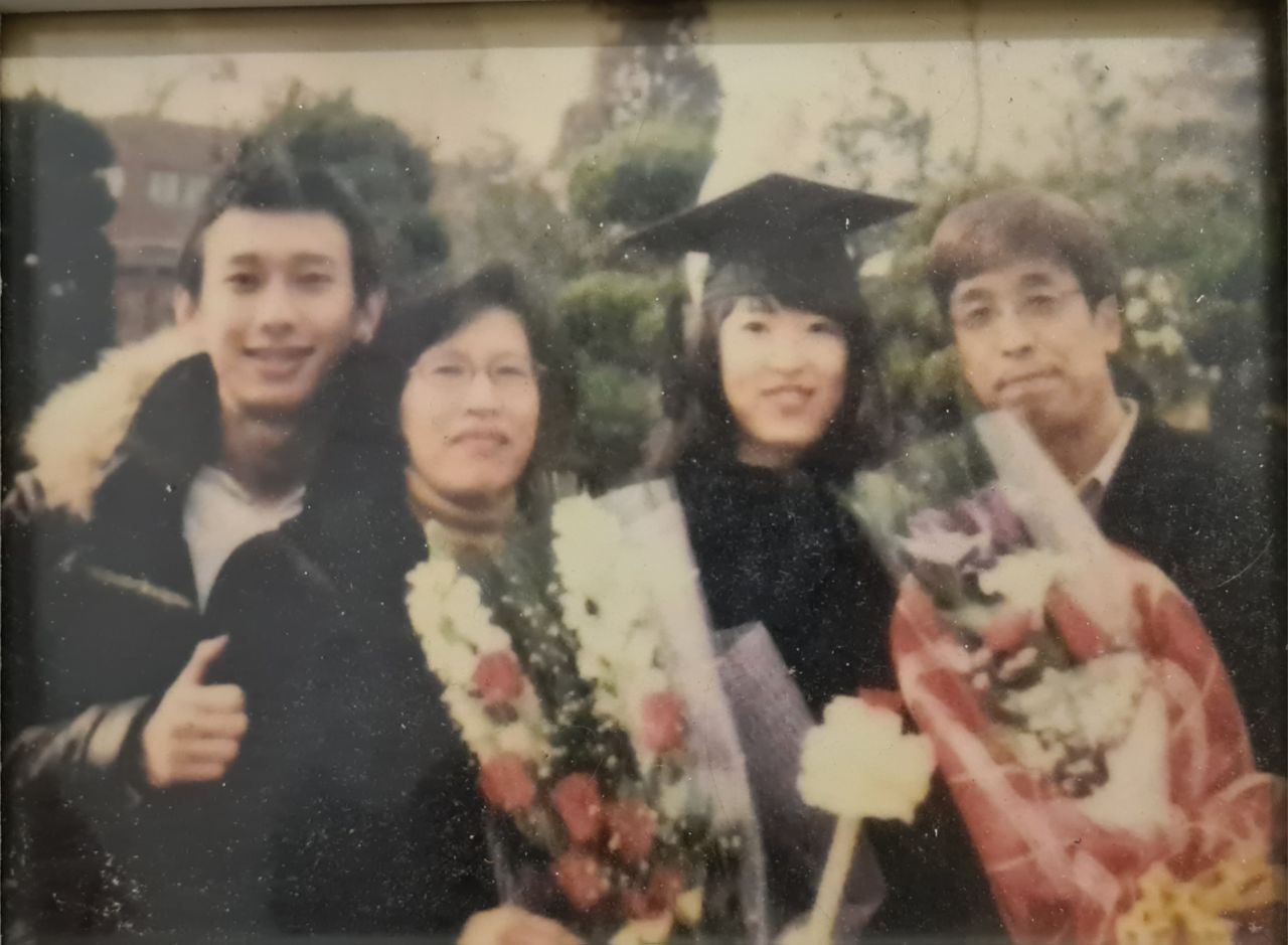 누나 대학 졸업식 때 찍은 가족 사진, 누나 졸업식 이후 얼마 안 있어 사진 속 어머니는 돌아가셨습니다. 맨 왼쪽 최연덕 님