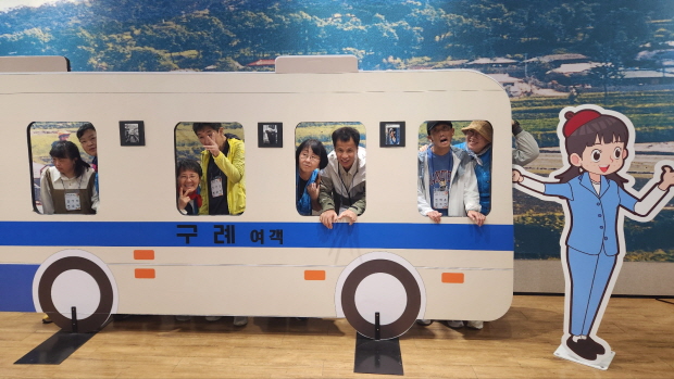 창문 너머 어렴풋이 옛 생각이 나겠지요. 창문 너머 어렴풋이 옛 생각이 나겠지요.