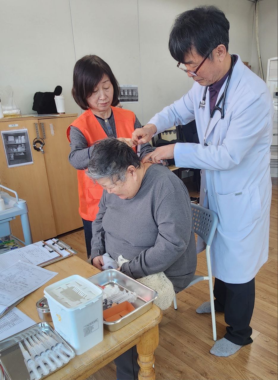 <주사 치료 중인 의사 김종건 님(오른쪽)과 부인 간호조무사 박인숙 님(왼쪽)>