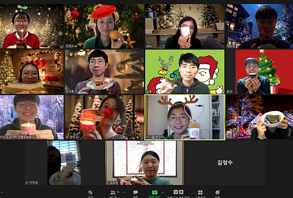 노원정토회 청년부 온라인 송년회 모습 (맨 윗줄 두 번째 빨간 모자)