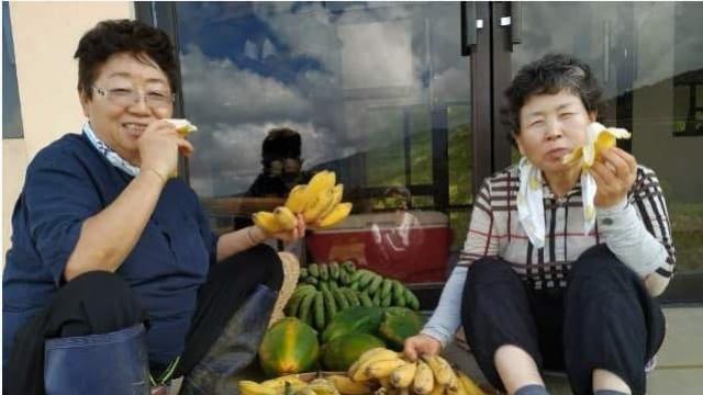 장덕자 님과 함께 바나나 간식시간(오른쪽)